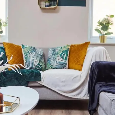 Beautiful 1 Bedroom Flat In - Sleeps 4 *